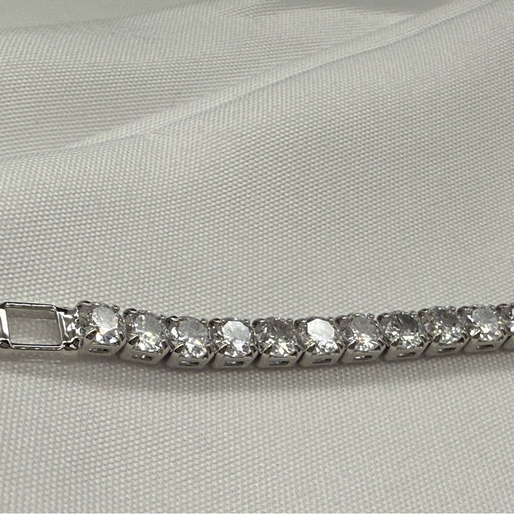 Lux Tennis Bracelet Silver Tone High Sparkle
Brilliant Classic Style Gift Ready